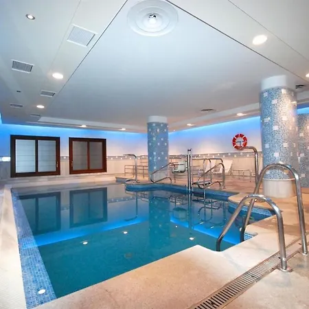 Exclusive Frontline Penthouse Nyaraló *