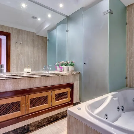 Exclusive Frontline Penthouse Holiday home