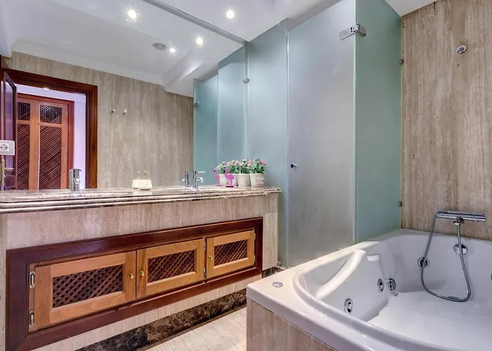 Exclusive Frontline Penthouse Semesterbostad